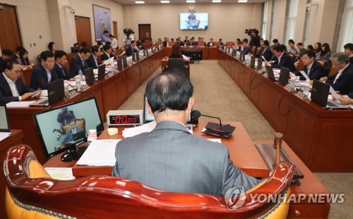안건 의결하는 장병완 위원장