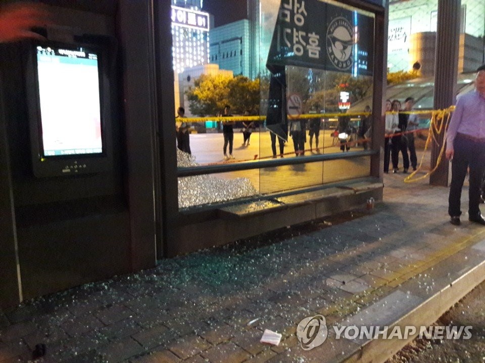 버스정류장 덮친 음주운전 차량