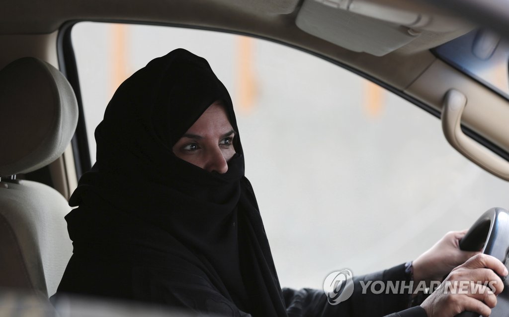 사우디, 여성 운전 사상 첫 허용…내년 6월부터