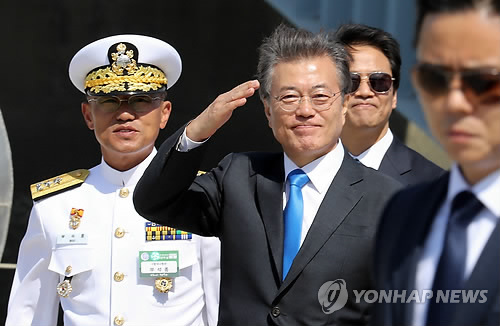 경례받는 문 대통령