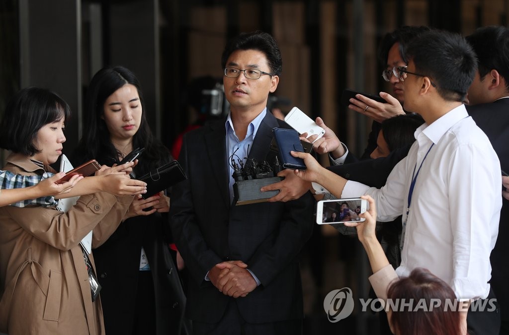 '언론인 블랙리스트'의혹 참고인 조사받는 한학수 PD
