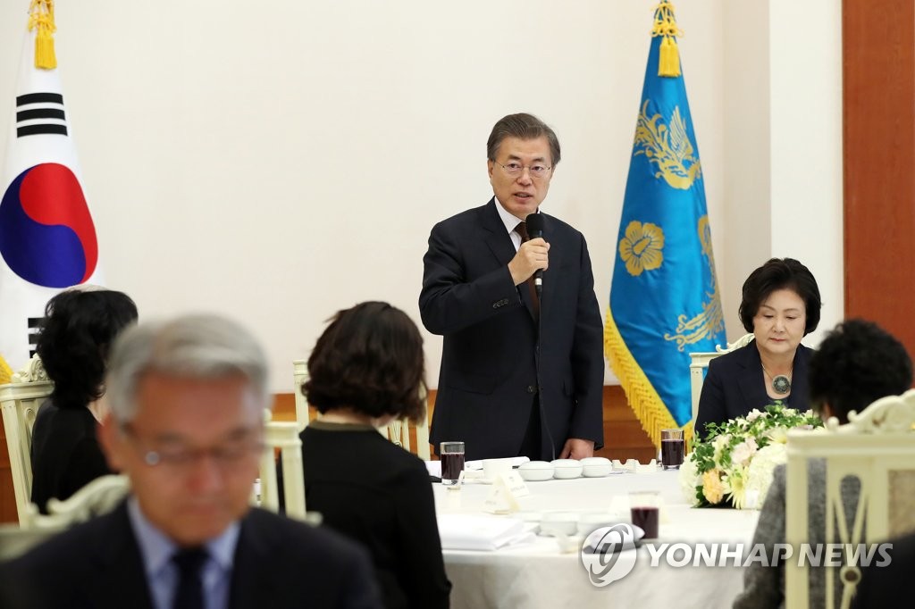 문 대통령 내외, 전사·순직자 유가족 초청 오찬