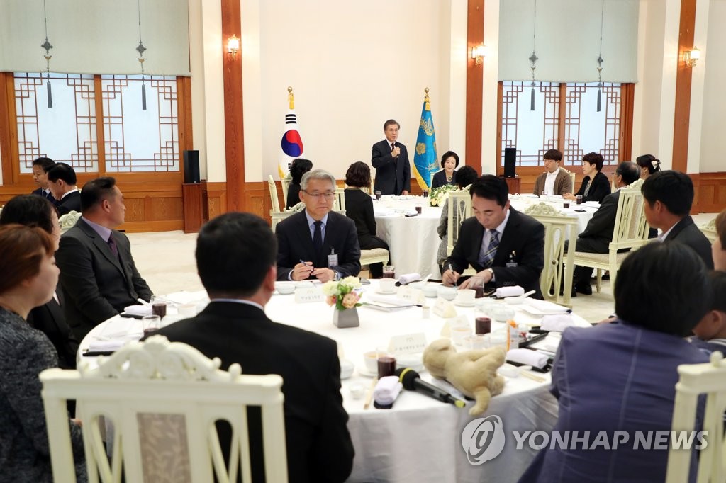 문 대통령 내외, 전사·순직자 유가족 초청 오찬