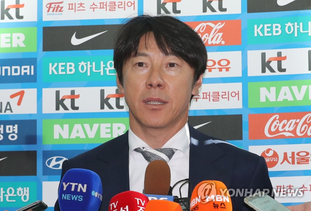인터뷰하는 신태용 감독