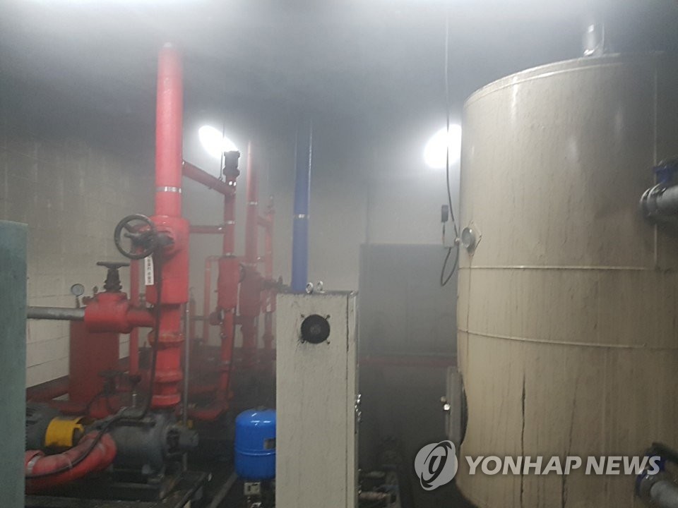연기 가득한 보일러실