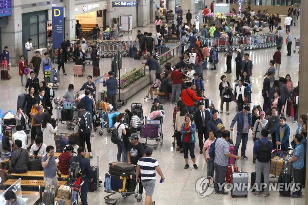 지난 8일 귀국 인파로 북적이는 인천공항