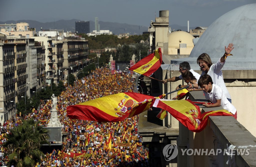 '독립반대' 바르셀로나 행진에 최대 95만명 참가 [AP=연합뉴스]