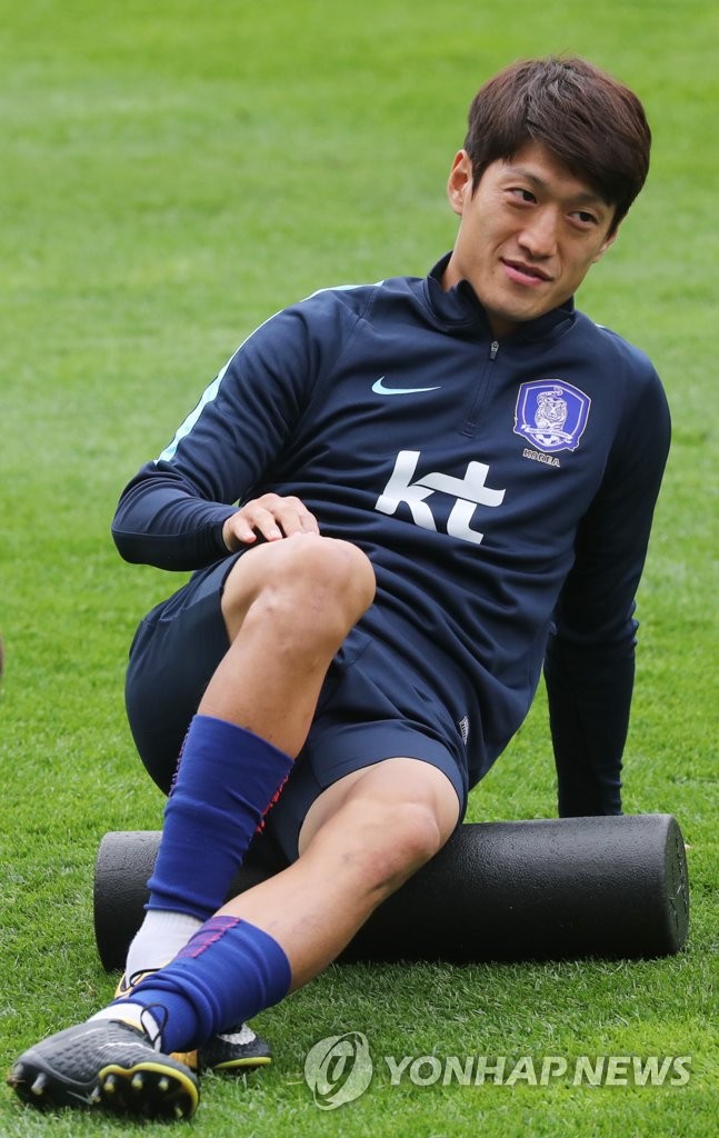 무릎 부상 여파로 축구대표팀 소집 대상에서 빠진 미드필더 이청용