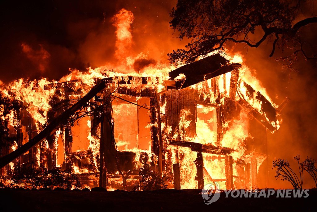 美캘리포니아 북부 대형산불…건물 1천500개 전소