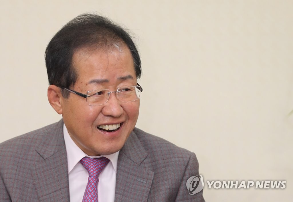 환하게 웃는 홍준표