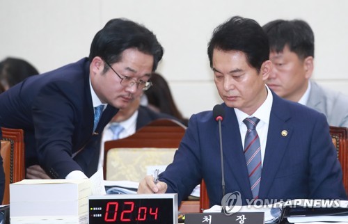 답변 메모 전달받는 류영진 식약처장