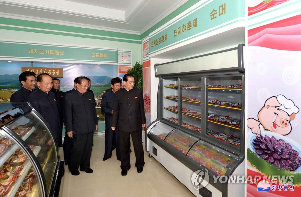 세포지구 축산기지 시찰하는 박봉주 내각총리