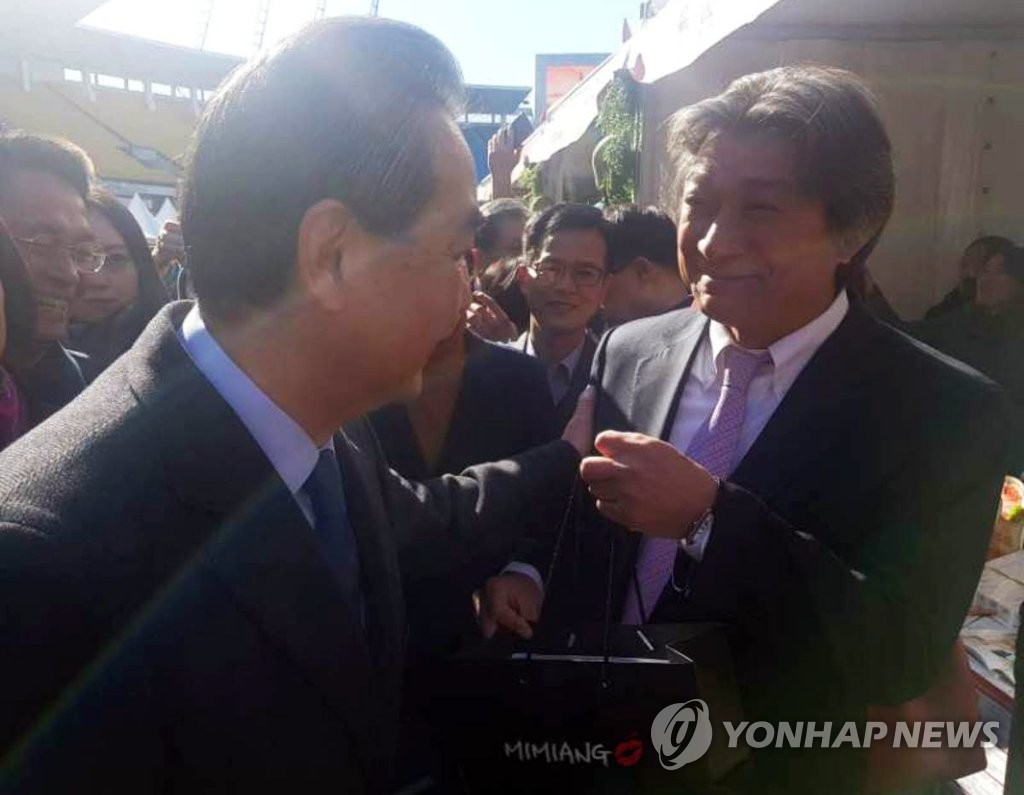 한국 바자회 부스 방문한 왕이 中외교부장