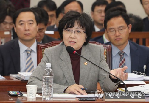 답변하는 환경부 장관