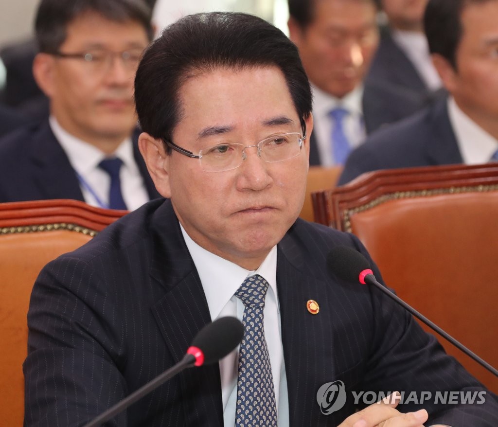 질의 듣는 김영록 장관