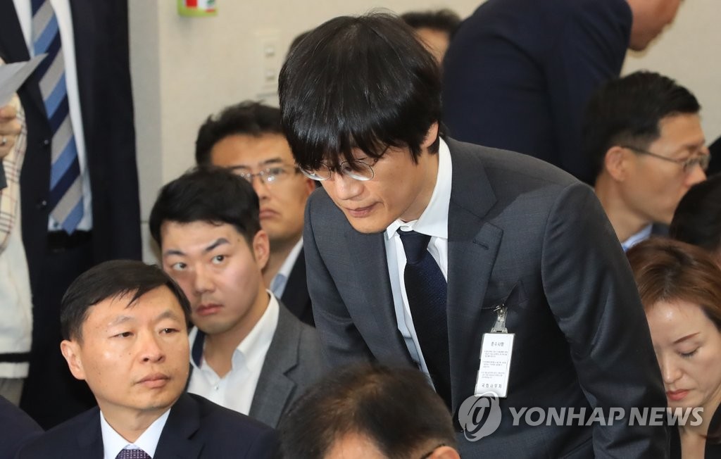 선서하는 이해진 네이버 창업자 겸 글로벌 투자책임자