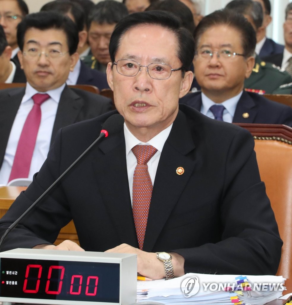 답변하는 국방부 장관