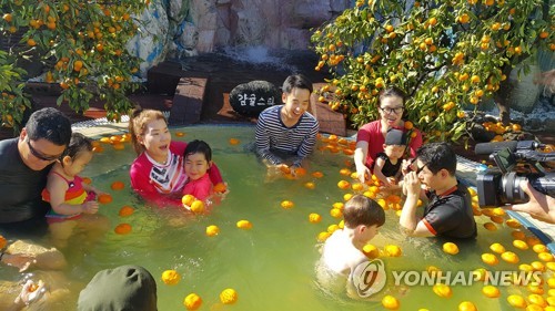제주워터월드 감귤 효소 스파 장면.