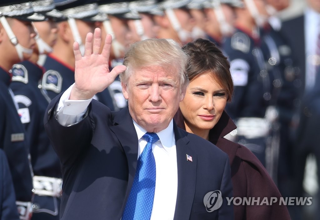 韓国に到着したトランプ大統領夫妻（写真共同取材団）＝７日、ソウル（聯合ニュース）