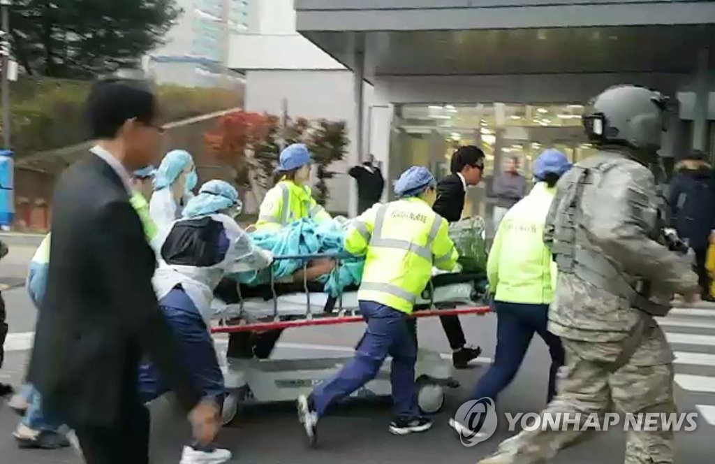 １３日午後、手術室に運ばれる北朝鮮兵（提供写真）＝（聯合ニュース）