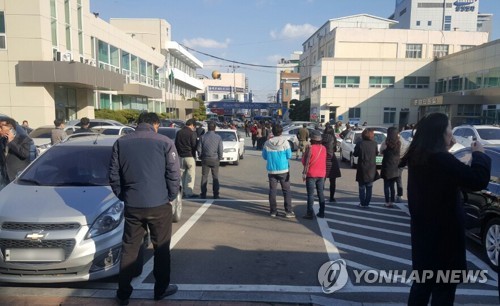 포항 강진에 놀라 대피한 시민들
