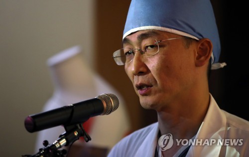 '귀순 병사 2차 수술 성공적…여전히 위중'