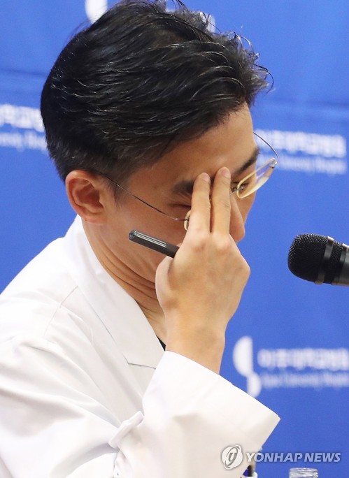 생각에 잠긴 이국종 교수
