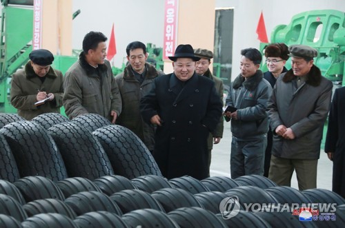 압록강 타이어공장 시찰하는 김정은
