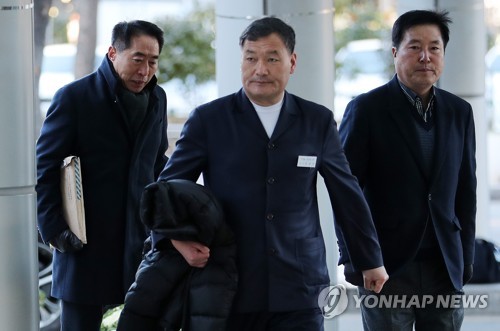경찰 소환되는 오규석 부산 기장군수