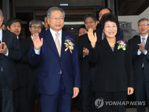 손흔드는 김용덕·박보영 대법관