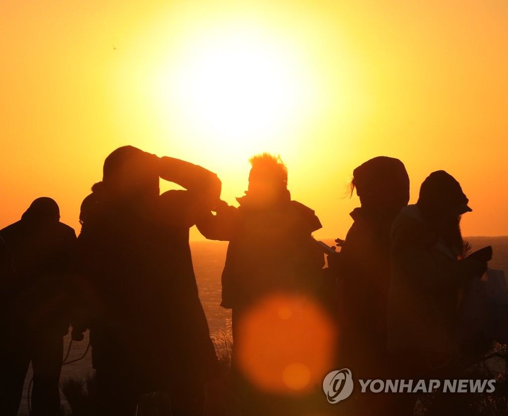 '올해도 밝게 비추길'