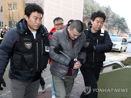 일가족 살해현장 들어서는 김성관