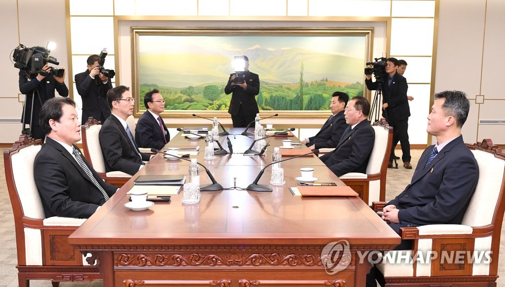 実務会談には韓国（左）と北朝鮮からそれぞれ３人が出席している（統一部提供）＝１７日、ソウル（聯合ニュース）