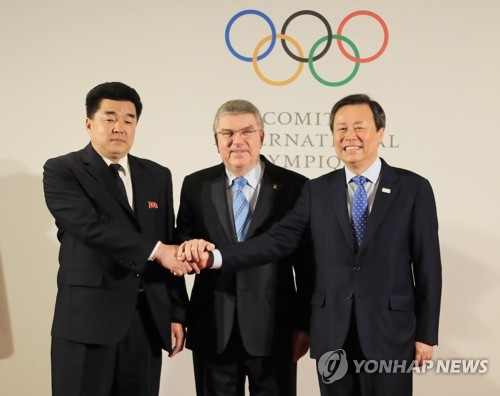 손 맞잡은 남북 체육 수장과 바흐 IOC 위원장