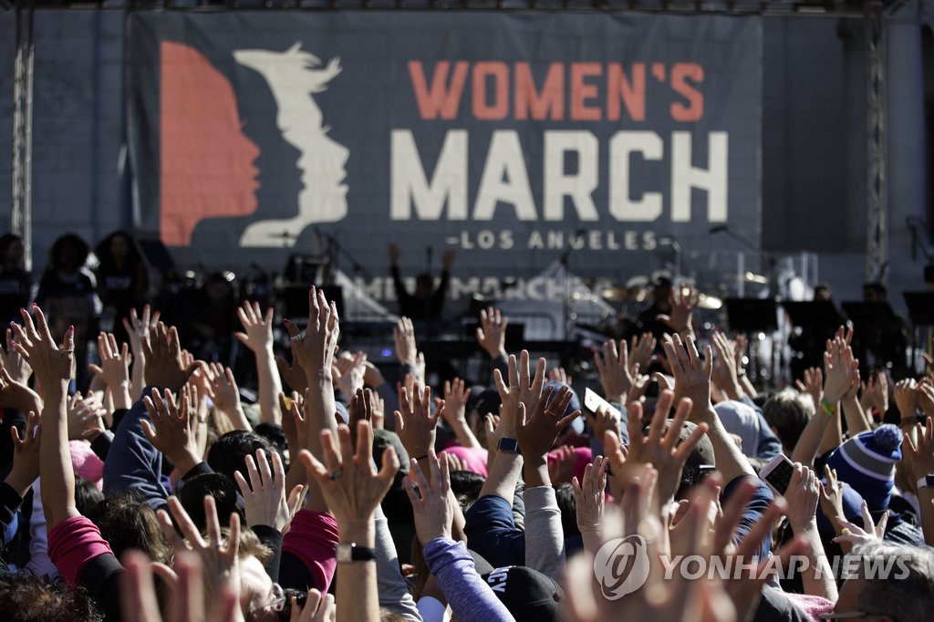 20일(현지시간) 미국 캘리포니아주 로스앤젤레스에서 열린 트럼프 반대 집회 성격의 대규모 '여성행진'(Women's March) 행사[AP=연합뉴스]