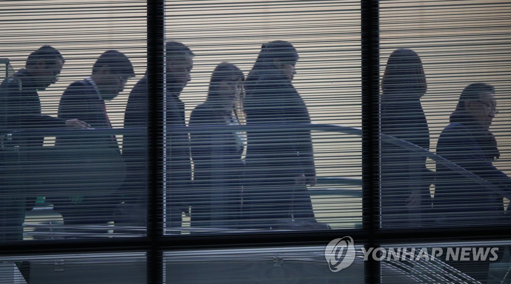 아트센터 나서는 북한 예술단 점검단