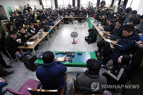 취재진 질문에 답하는 세종병원 이사장