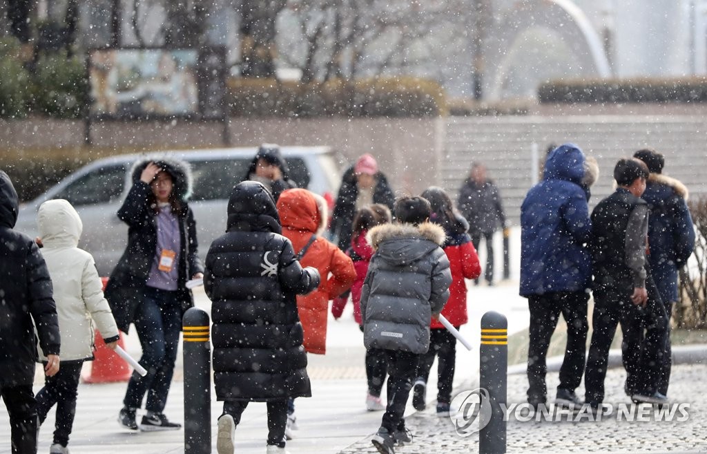 눈발 날리는 서울 도심 모습