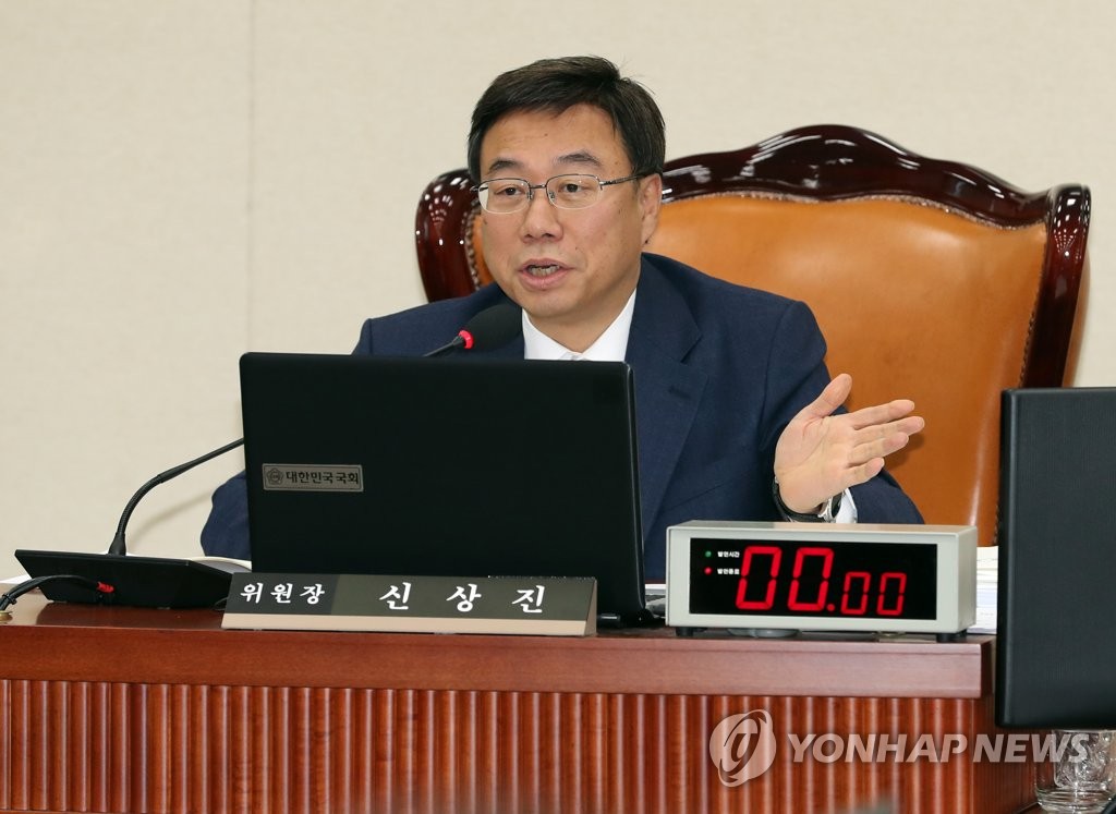 발언하는 신상진 위원장