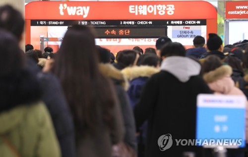 줄지어 선 제주공항 이용객