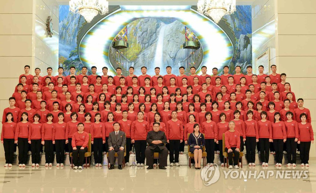북한 김정은, 돌아온 예술단과 기념사진