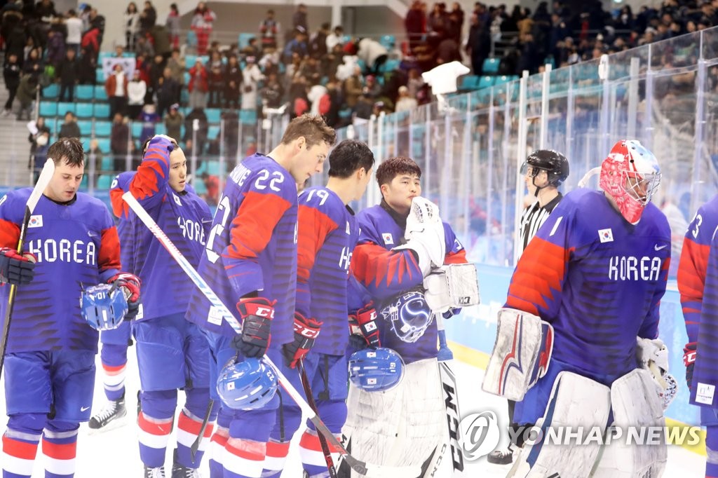 試合終了後、肩を落とす韓国の選手たち＝１７日、江陵（聯合ニュース）