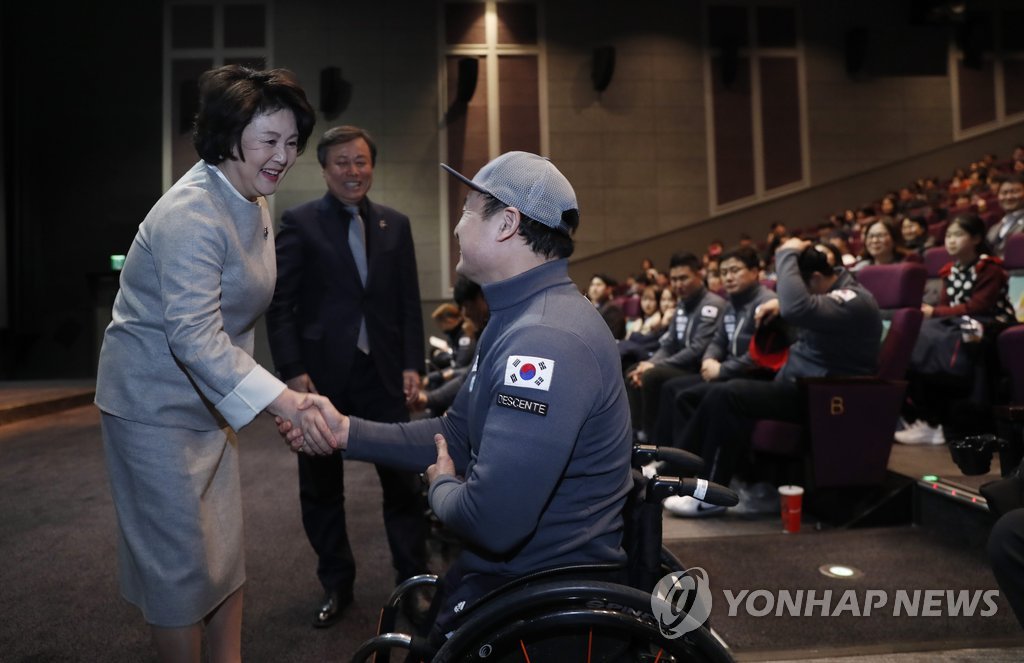 패럴림픽 대표선수들과 악수하는 김정숙 여사