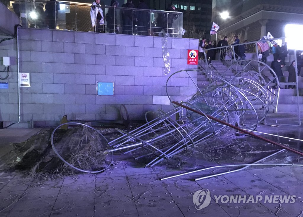 태극기집회 참가자들에 파손된 촛불조형물