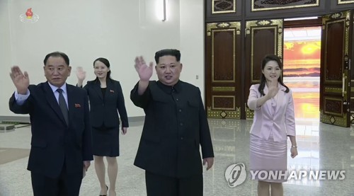 북측 배웅받는 특사단
