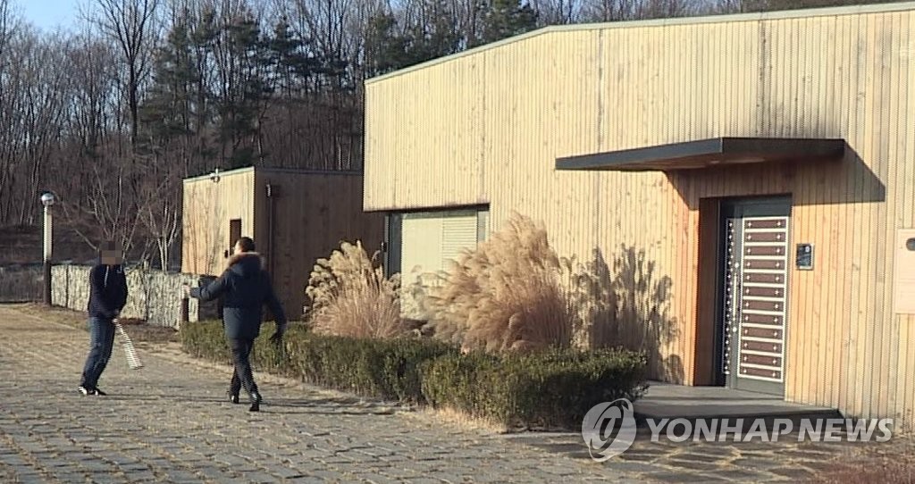야구 방망이 들고 충남도지사 관사 유리창 깨는 시민