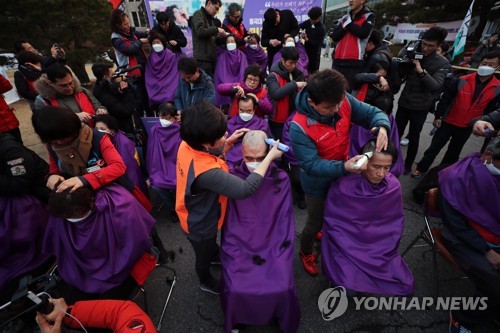 삭발식하는 동국대 청소노동자들