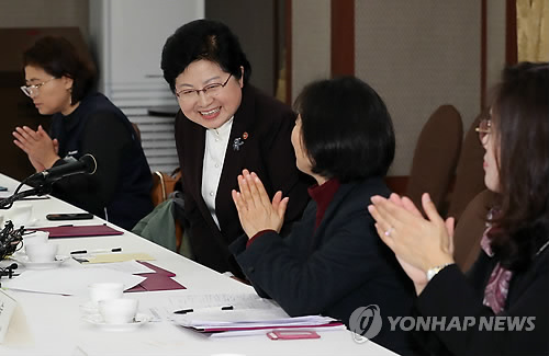 미투운동 간담회 참석한 여가부 장관