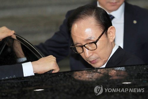 검찰 조사 마친 MB...21시간만에 귀가