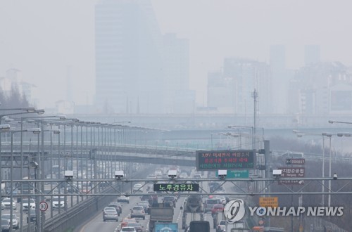 노후 경유차 단속 CCTV와 운행제한 알림판